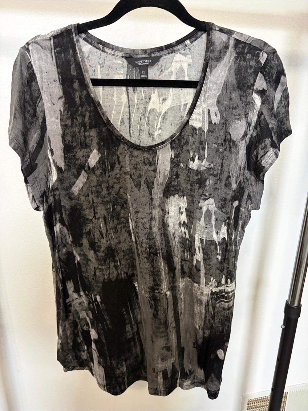 Simply Vera Vera Wang Black and Gray Abstract Scoop Neck Tee